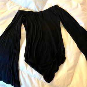 NYTT bell sleeve off shoulder bodysuit